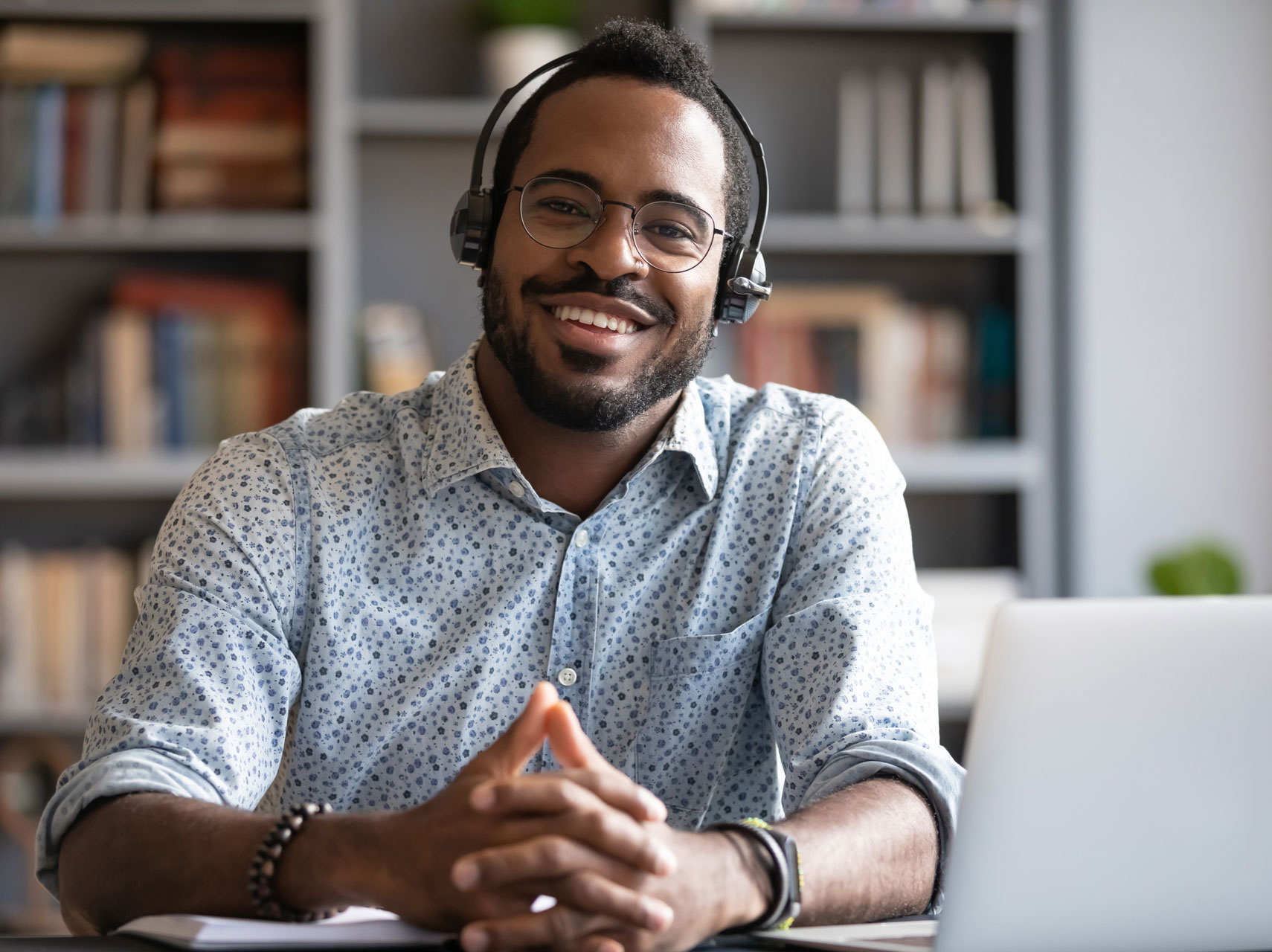 Contact call – person with headset on the computer